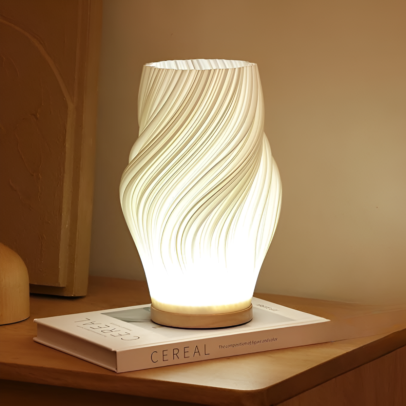 DreamWave - Moderne cremefarbene 3D-Wellenlampe mit elegantem Holzsockel