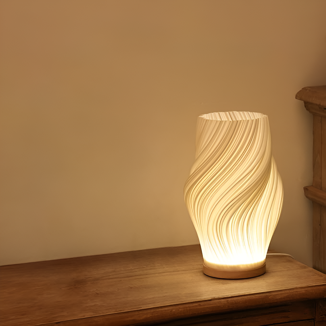 DreamWave - Moderne cremefarbene 3D-Wellenlampe mit elegantem Holzsockel